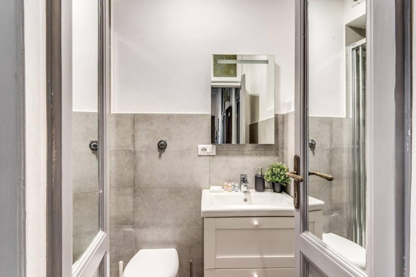 Lovely Renovated Flat By Vatican Rome Bagian luar foto